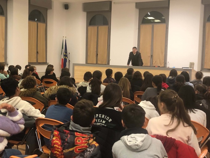 Scuola di democrazia a Gorgonzola, il progetto entra nel vivo: le foto dell’incontro con i primi candidati